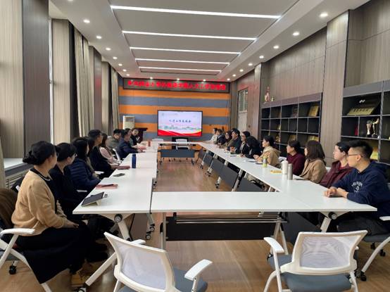 餐厅里的人们AI 生成的内容可能不正确。