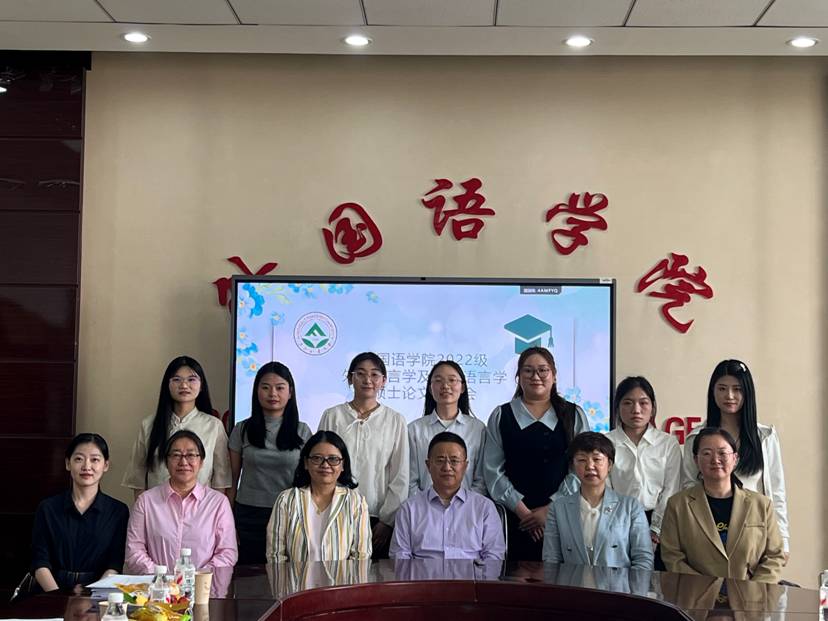 一群人在餐厅里拍照描述已自动生成